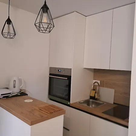 アパート Ines トロギール