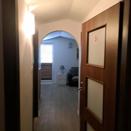 Ines アパート トロギール