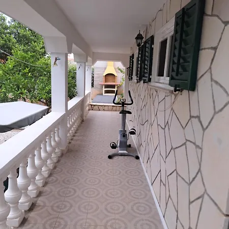 アパート Ines トロギール